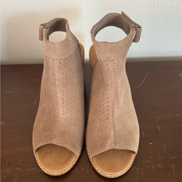 Toms Grenada Women's Taupe/Gray Sandals Suede/Perforated. 10 - Picture 4 of 8